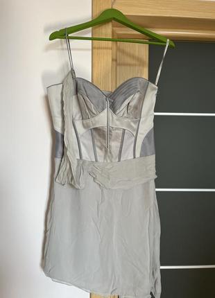 Шикарна атласна сукня міді з розрізом