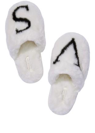 Домашние тапочки victoria's secret white logo faux fur slippers