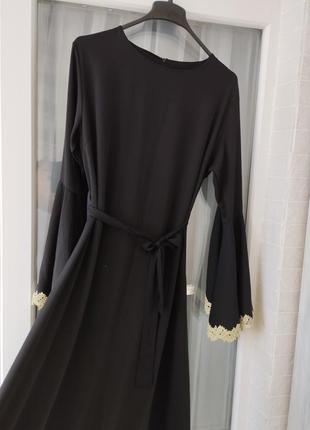Длинное черное платье с красивыми рукавами