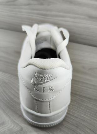 Чоловічі спортивні кросівки 45 розмір (28,4 см) білі модні легкі кросівки екокожа4 фото