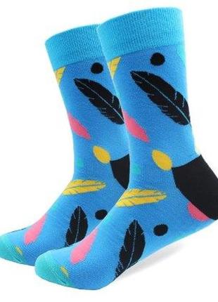 Синие мужские носки с разноцветными перьями от friendly socks.