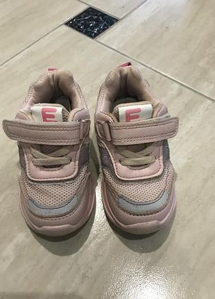 Кроссовки светятся