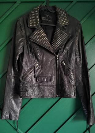 Чорная кожаная винтажная байкерская куртка курточка