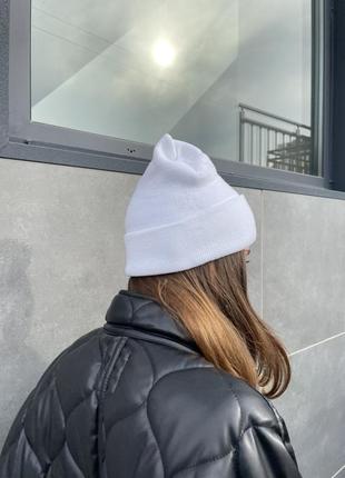 Модная женская бини шапка демисезонная с отворотом белая3 фото