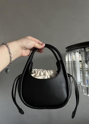 Стильная и трендовая женская сумка в стиле prada leather mini, черного цвета7 фото