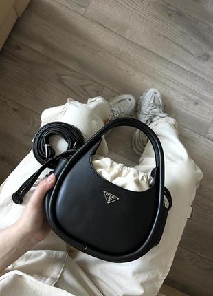 Стильная и трендовая женская сумка в стиле prada leather mini, черного цвета3 фото