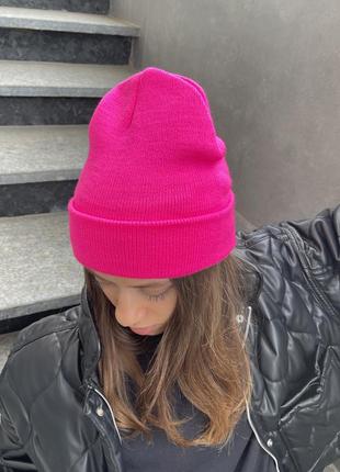 Модна жіноча біні шапка демісезонна з відворотом кольору фуксія4 фото
