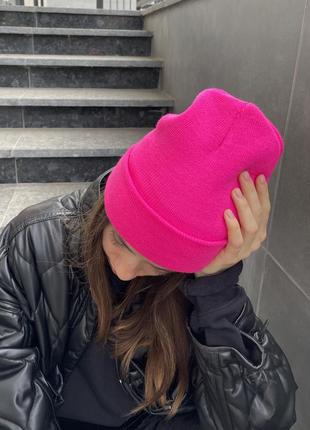 Модная женская бини шапка демисезонная с отворотом цвета фуксия5 фото