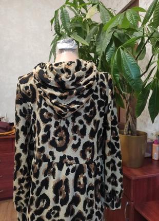 Платье с капишоном в леопардовый принт3 фото