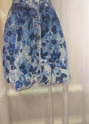 Джинсовая юбка в цветочный принт1 фото