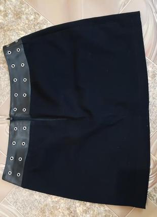 Юбка черная  с кожаным поясом с заклепками7 фото