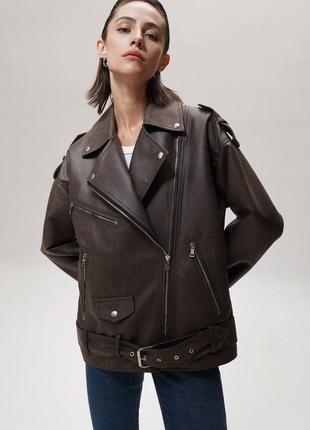 Женская куртка косуха оверсайз коричневая