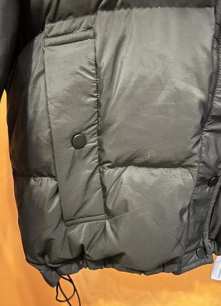 Курточка пуховик черная с мехом и капюшоном4 фото