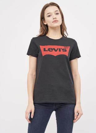 Черная футболка levis с красным лого