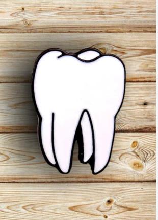 Металевий значок зуб