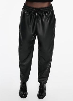 Крутые черные брюки из искусственной  кожи от zara, размер l