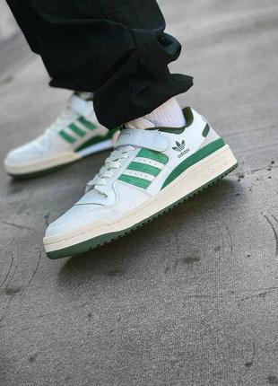 Кроссовки бело-зеленые в наличии