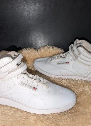 Reebok шкіряні кросівки 42 р по устілці 27.5 см ширина 9 см в дуже хорошому стані