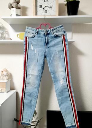 Классные джинсы с лампасами скини