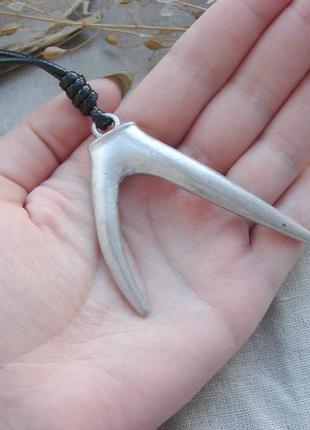 Длинное ожерелье кулон на длинном черном шнурке с рогом в стиле бохо. цвет серебро2 фото