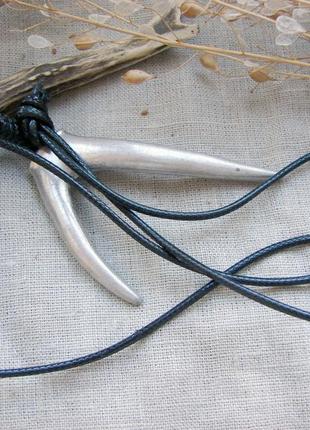 Длинное ожерелье кулон на длинном черном шнурке с рогом в стиле бохо. цвет серебро3 фото