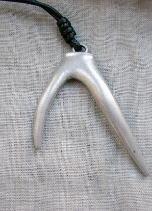 Длинное ожерелье кулон на длинном черном шнурке с рогом в стиле бохо. цвет серебро5 фото