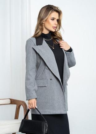 Серый двубортный пиджак-кейп с вставкой3 фото