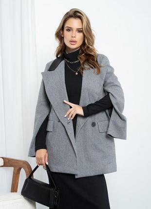 Серый двубортный пиджак-кейп с вставкой1 фото