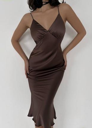 Женское шоколадное шелковое длинное элегантное платье 2023 года.