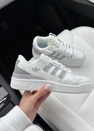 Женские кроссовки 
adidas forum