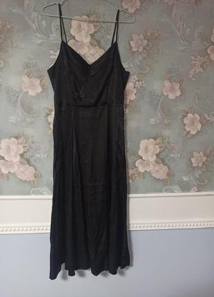 Черное сатиновое платье с разрезом на ноге4 фото