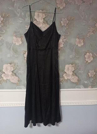 Черное сатиновое платье с разрезом на ноге5 фото