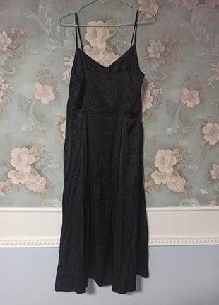 Черное сатиновое платье с разрезом на ноге6 фото