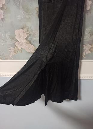 Черное сатиновое платье с разрезом на ноге2 фото