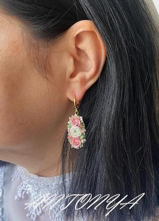 Сережки з рожевими мініатюрними квітами, красиві сережки з трояндами1 фото