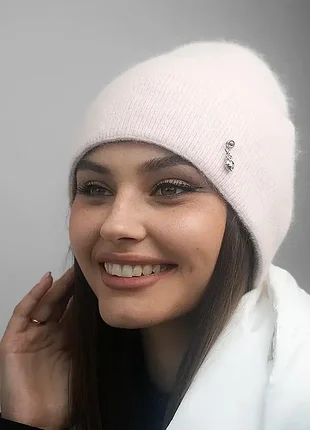 Жіноча ніжна в'язана шапка світло-пудрового кольору