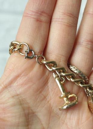 Gold toned charm bracelet чарм браслет з різними цікавими підвісочками. вінтаж3 фото