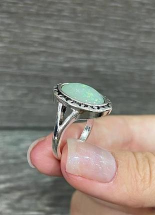 Оригинальный подарок девушке - кольцо "зеленый перламутровый овал в серебристой оправе" в бархатном футляре4 фото