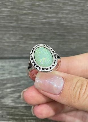 Оригинальный подарок девушке - кольцо "зеленый перламутровый овал в серебристой оправе" в бархатном футляре5 фото