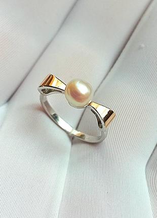 Серебряное кольцо с золотой вставкой бантик натуральный белый жемчуг