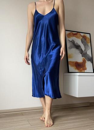 Синее атласное платье миди
