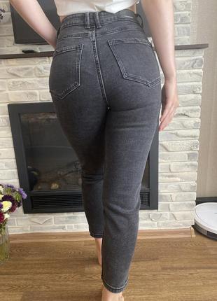 Черные серые джинсы stradivarius mom slim fit размер 36