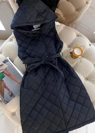 Шикарная удлиненная стеганая жилетка с капюшоном черная бежевая хаки голубая оливковая коричневая мокко с поясом приталенная пальто курточка парка5 фото