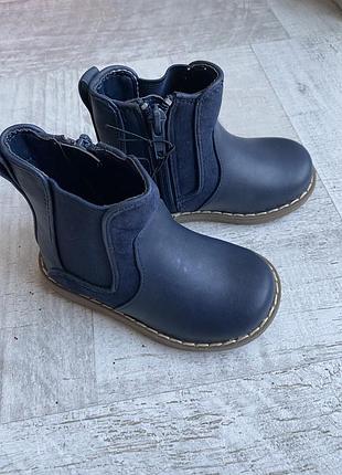 Чоботи на дівчинку