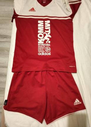 Спортивна форма костюм