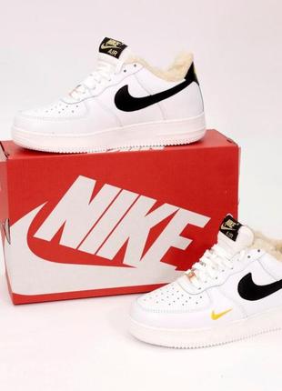 Зимові шкіряні кросівки  nike air force  low white winter (найк аир форс білі на хутрі чоловічі та жіночі)4 фото