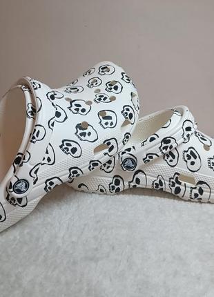 Аквашузи сабо клоги crocs m10 w12 classic skull print clog2 фото