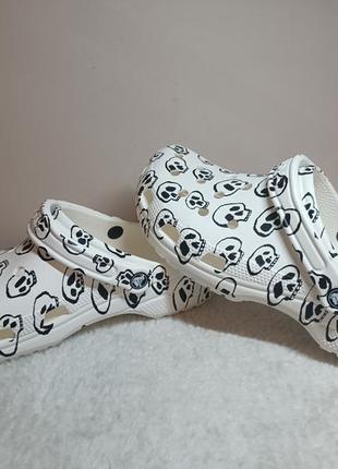 Аквашузи сабо клоги crocs m10 w12 classic skull print clog3 фото