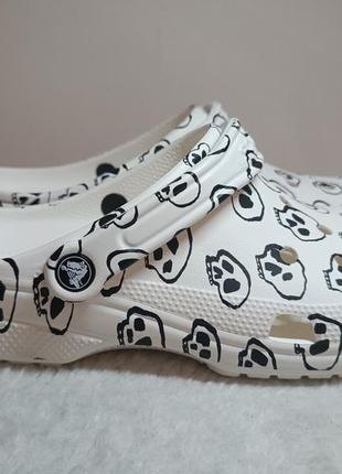 Аквашузи сабо клоги crocs m10 w12 classic skull print clog1 фото