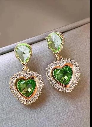 Сережки у формі сердечек.